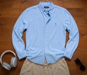 Ralph Lauren Skjorta Herr Small Slim Fit Ljusblå - Snygg Ralph Lauren-skjorta i en ljus babyblå färg. En av de mest eftertraktade modellerna tack vare den rena preppy-looken. Perfekt till sommaren med linnebyxor eller året runt med chinos och loafers. Kommer från ett rökfritt hem.                              Snabb leverans 📦                                       Bundledeals finns 
