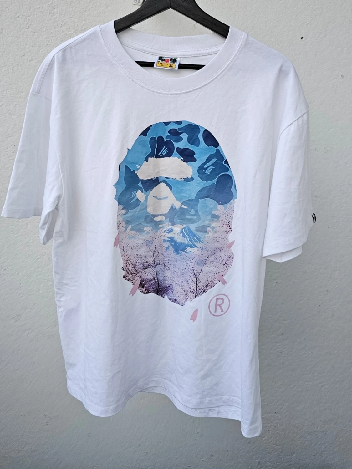 Vit BAPE t-shirt med blått tryck