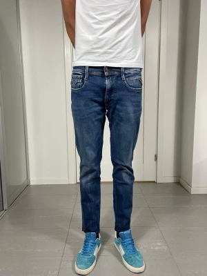 Replay Anbass Jeans - Säljer nu dessa Replay Anbass Jeans, mått ca 38,5 o 97 cm. skriv för fler bilder/frågor🙌🏼