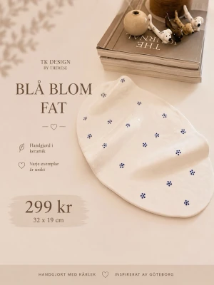 Blå blomfat i lufttorkad lera TK Design - Handgjort fat i lufttorkad leramed vit bas och små blå blommor. Fatet har en organisk, vågig form och mäter 32 x 19 cm. Varje exemplar är unikt och inspirerat av Göteborg. Perfekt som dekorationsfat eller serveringsfat.