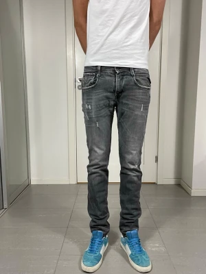Replay Anbass Jeans - Säljer nu dessa Replay Anbass Jeans, W28 o L32 med mått ca 35 o 104 cm. skriv för fler bilder/frågor🙌🏼