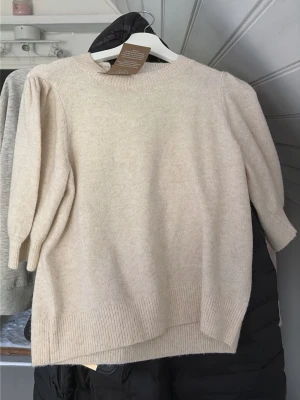 Beige stickad T-shirt  - Helt ny beige stickad T-shirt från vero Moda i storlek s