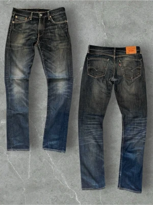 Vintage Levi's 508 straight fit W31 L34 - Säljer ett par klassiska blå jeans från Levi's med raka ben och snygg slitning. Jeansen har fem fickor, orange patch bak och kontrastsömmar. Tillverkade i slitstark denim som ger en cool vintagekänsla. Perfekta för dig som gillar tidlös stil.