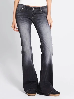 Lågmidjade bootcut jeans - Lågmidjade bootcut jeans från lager 157, inga tecken på användning, short length S, dock avklippta, så passar någon som är 150-155, blaze modellen, nypris: 400kr 