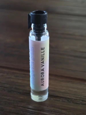 ESSNCE Aurora Vanille tester - Aurora Vanille från ESSNCE 2 ml. Endast testad, så nästan full 😊