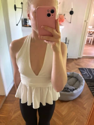 Halterneck topp Zara - Säljer denna topp, fast i helvit från Zara. Fint skick!💗 skriv för bilder 
