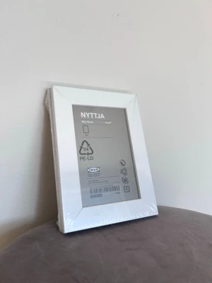 2st vita tavelramar - Två vita tavelramar med måtten 10x15cm. Enkla och stilrena. Oanvända - fortfarande inplastade.