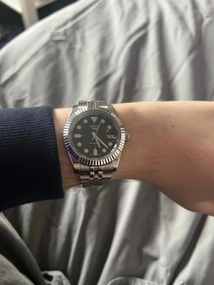 Seiko automatisk klocka i silver - Hej säljer min seiko mod med svart urtavla och jubile band 39mm och alla länkar följer med den är i väldigt bra skick som ny 