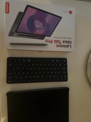 Lenovo Idea Tab Pro Plus surfplatta - Lenovo Idea Tab Pro Plus surfplatta i mörkgrå metall med stor skärm, medföljande svart tangentbord och styluspenna. Snygg och tunn design, perfekt för både studier och underhållning. Levereras med originalkartong.