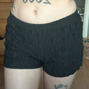 Svarta Räfflade Shorts - mycket sparsamt använda.