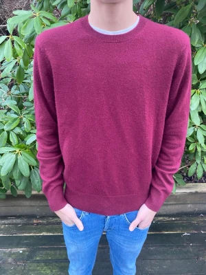 Uniqlo kashmir tröja - Säljer nu en riktigt schysst röd Uniqlo tröja i 100% kashmir. Tröjan är i nyskick och endast testad. Nypris ligger på 1400kr men mitt pris är 499kr. Tveka inte på att höra av er ifall ni har extra frågor/bilder.