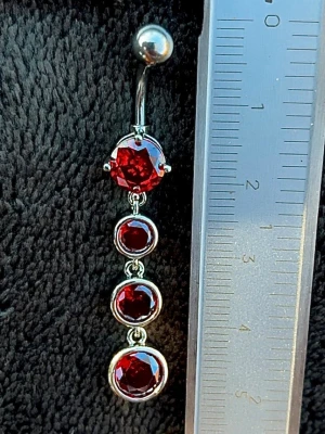 NY oanvänd Navelpiercing med hänge | Kirurgiskt stål | Röda stenar  - 💕30% Bundle-rabatt vid köp av minst 2 artiklar. ⭐️NY oanvänd piercing i kirurgiskt stål; rostfritt och säkert för läkta piercingar.                               📏MÅTT ⭕️Stavens längd: 10mm ⭕️Stavens tjocklek: 1,6mm ⭕️Smyckets totala längd: 50mm                                                                         🤍Färger: Silver och röd                                                          💌Skickas spårbart via Plick SafePay.