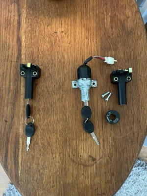 Yamaha slider tändningslås - Säljer slider låt så det inte kommer till användning  -sadellås med 2 nycklar funkar perfekt, sprillans nytt-50kr  -tändningslås med sadellås, låshölje, 2 bultar och 2 nycklar. Tändningslåset funkar bra bara att det inte finns styrslås på det och sadellåset är sprillans nytt 150kr
