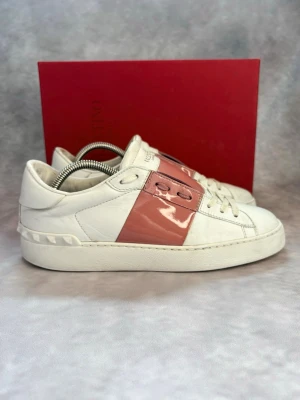 Valentino Open Skor - Stl 38,5 - Fina Valentino skor i rosa, perfekt nu på sommaren! 🌷🏖️ | Mycket bra skick: 8,8/10 | Storlek: 38,5 | Ingår: Skorna | Nypris: Ca 7000kr | Självklart äkta🙌  Hör av dig vid frågor! 🙌🏖️