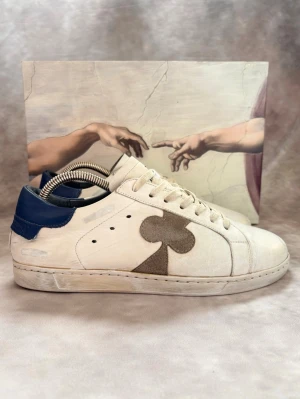 The Gallerist Skor - Stl 39 - Riktigt feta The Gallerist skor i snygg colorway, perfekt till sommaren! 🏖️😮‍💨| Bra skick: 7,8/10, använda rätt mycket, men söker nu en ny ägare! | Stl: 39 | Ingår vid köp: Skorna och Skoboxen | Hör av dig vid frågor! 🏖️