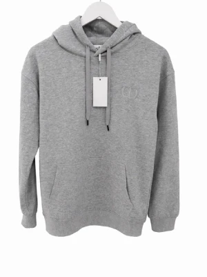 Grå hoodie från CD med huva - Snygg grå hoodie från CD med broderad logga på bröstet. Klassisk modell med huva och dragsnören, samt känguruficka framtill. Tillverkad i mjukt bomullsmaterial för skön känsla. Perfekt för en avslappnad och trendig look.