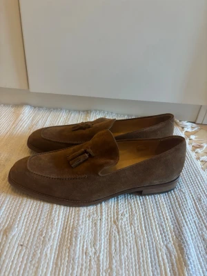 Tassel loafers - Tiger of Sweden loafers. Använda 2 gånger. Perfekta för dig som gillar stilrena och tidlösa skor i ett mjukt material.