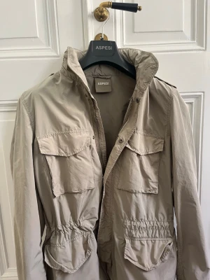  Aspesi Field Jacka - Field jacket från Aspesi. Beige. Helt ny och oanvänd. Skriv för fler bilder