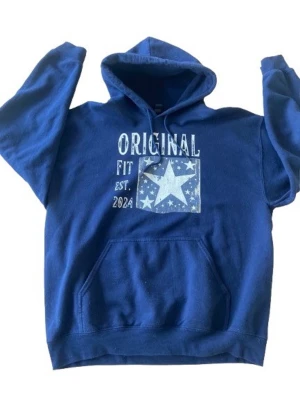 Mörkblå vintage hoddie  - Blå vintage hoodie från Original Fit med stor vit stjärna och texten 'ORIGINAL FIT EST. 2024' på bröstet. Hoodien har huva med dragsko och en klassisk magficka. Perfekt för en avslappnad och cool stil. Bara och skriva vid fler frågor och pris kan diskuteras 💪🏽🤩