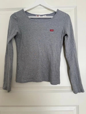 Grå långärmad topp från Levi's - Grå långärmad topp från Levi's💗Stl. XS. 