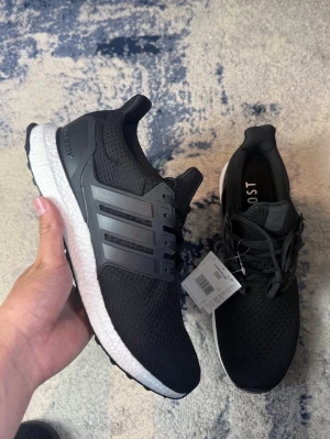 Svarta Adidas ultraboost  -  Skick som på bilderna 😀