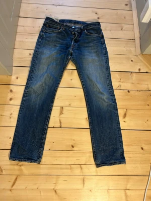 Levi's 501 - Klassiska blå Levis 501. Jeansen har en snygg tvätt och kontrastsömmar. Tillverkade i slitstark denim.