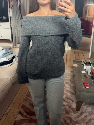 Mörkgrå off shoulder stickad tröja - Säljer en mörkgrå stickad tröja med off shoulder-design och bred krage ❤️