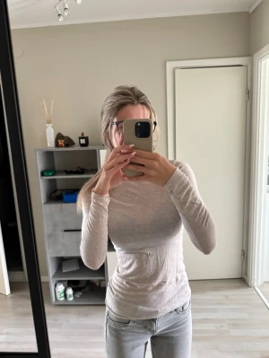 Ljusbeige långärmad Intimissimi tröja - Säljer en ljusbeige långärmad Intimissimi tröja i tunn och stretchig bomullsblandning. Modellen är slim fit med rund halsringning och sitter tajt mot kroppen. Kom till användning 2 gånger.