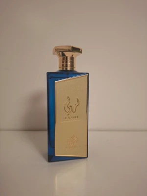 Lazuli - Top notes are Lemon, Bergamot, Bitter Orange and Mandarin Orange; middle notes are Neroli and African Orange Flower; base note is Amber.