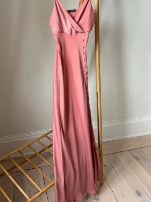 Zara satin klänning  - Använd vid ett tillfälle 💗storlek S