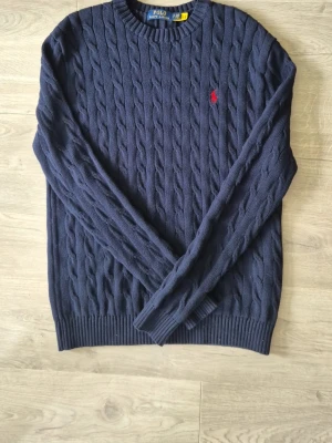 Ralph lauren tröja - Stickad ralph lauren tröja, i färgen navy blue och är helt ny! Tröjan är i storlek S. Bara att skriva vid frågor eller liknande.