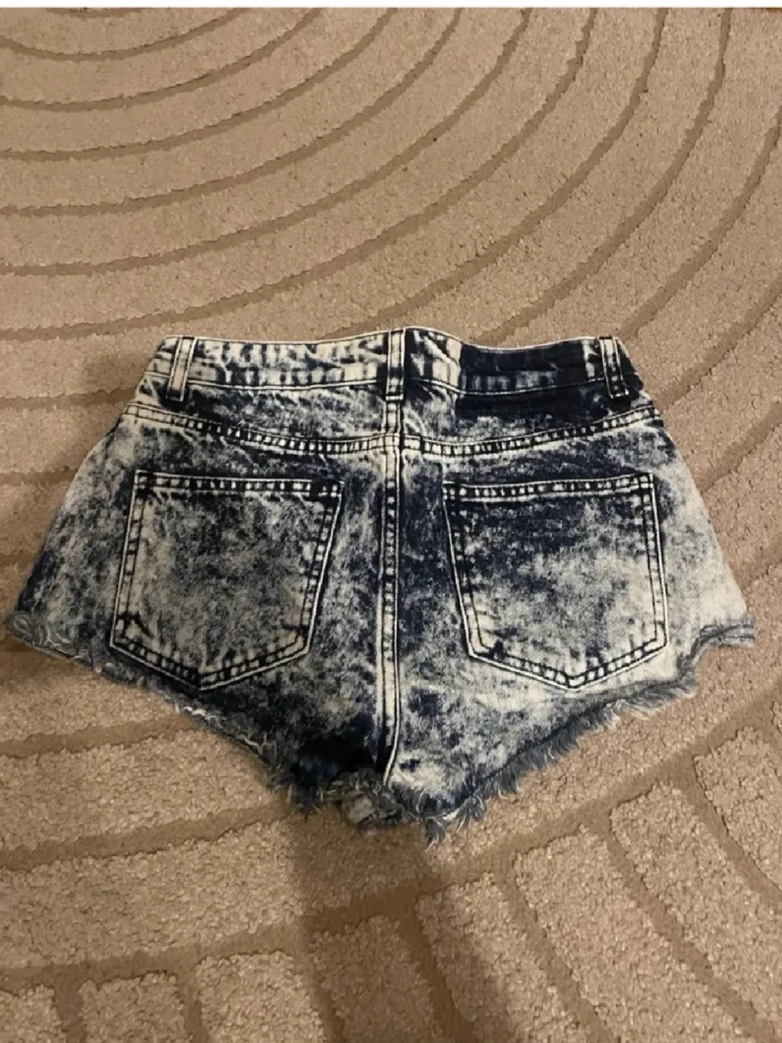 Acid wash denim shorts med fransar - 3