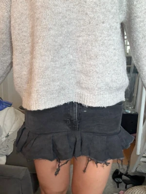 Jeans volangkjol  - Har sytt om från ett par försmå jeans. En liten fläck( syns på bilderna). Jätte fina annars. 