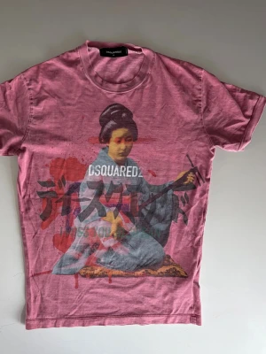 Dsquared2 T-shirt Herr - Dsquared2 T-shirt med ett tryck på i väldigt bra skick, inte använd speciellt mycket. Storlek M. Färgen är vinröd. Nypris : ca 3500 SEK Pris : 899 SEK