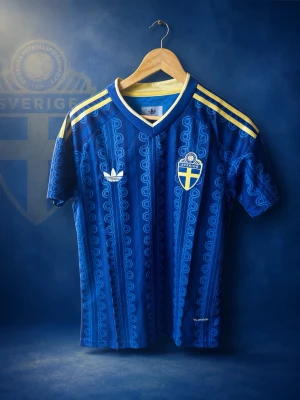 Blå Sverige fotbollströja Adidas - Säljer en blå Sverige fotbollströja från Adidas med gula detaljer och klassiska ränder på axlarna. Tröjan har ett retroinspirerat mönster, broderad landslagssköld och Adidas-logga på bröstet. Perfekt för match eller supporterhäng. Den är helt ny oanvänd.