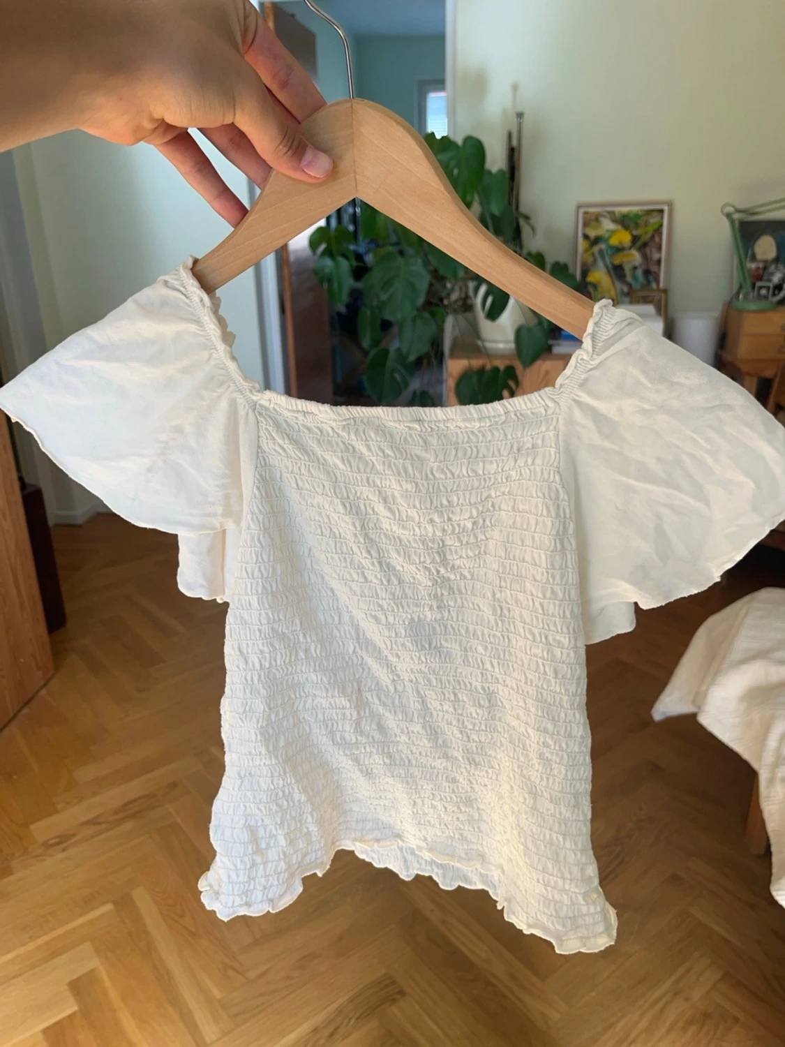 Vit smockad topp med volangärm