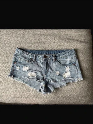 Låga jeansshort - Säljer ett par låga jeansshorts ifrån hm med slitningar