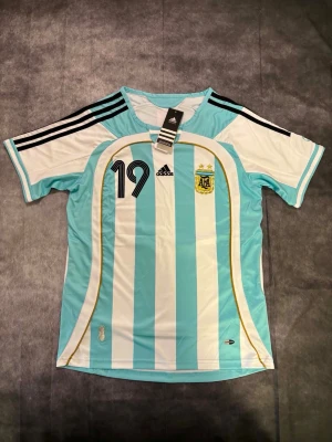 Argentina tröja  - Argentina tröja ⚽ Storlek: M 🆕 Helt ny med tag kvar Packeteras ordentligt inför leverans 📦