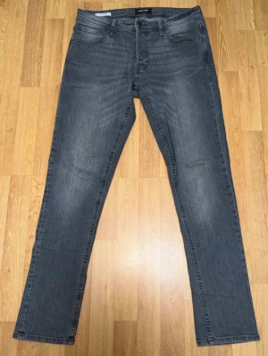 Säljer ett par Jack & Jones Glenn jeans Grey – Size W32 L32 - Jeansen är endast testad. I mycket bra skick utan synligt slitage.  Slim fit-modell (Glenn) med stretch som ger en snygg passform och hög komfort. Passar perfekt till både vardag och mer uppklädda tillfällen.  Size: W32 L32 🏷️ Rabatt vid köp av flera plagg!