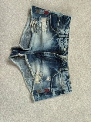 Tie dye shorts  - Säljer ett par så snygga shorts från pull and bear! Storlek 36 men passar också 38. Dom är lowaist. Pris kan diskuteras vid snabb affär! 💙