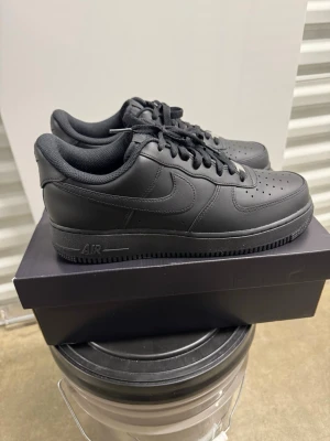 Nike Air Force 1 '07 Flyease svarta sneakers, strl 44. - Helt nya oanvända Nike Air Force 1 '07 Flyease svarta sneakers, strl 44.  Skorna har inte blivit använda eller testade. Nypris hos Nike 1400 kr. Original kartong medföljer!