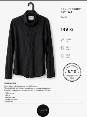 Svart skjorta från Genius Shirt - Klassisk svart skjorta från Genius Shirt est.1963 med normal passform och klassisk krage. Tillverkad i mjuk och slitstark bomull, perfekt för en clean och stilren look. Skjortan har knappar framtill och långa ärmar.