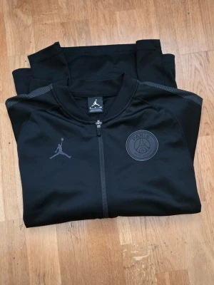 Snygg helzip från nike/psg - Fin orginaltröja i nyskick, storlek S
