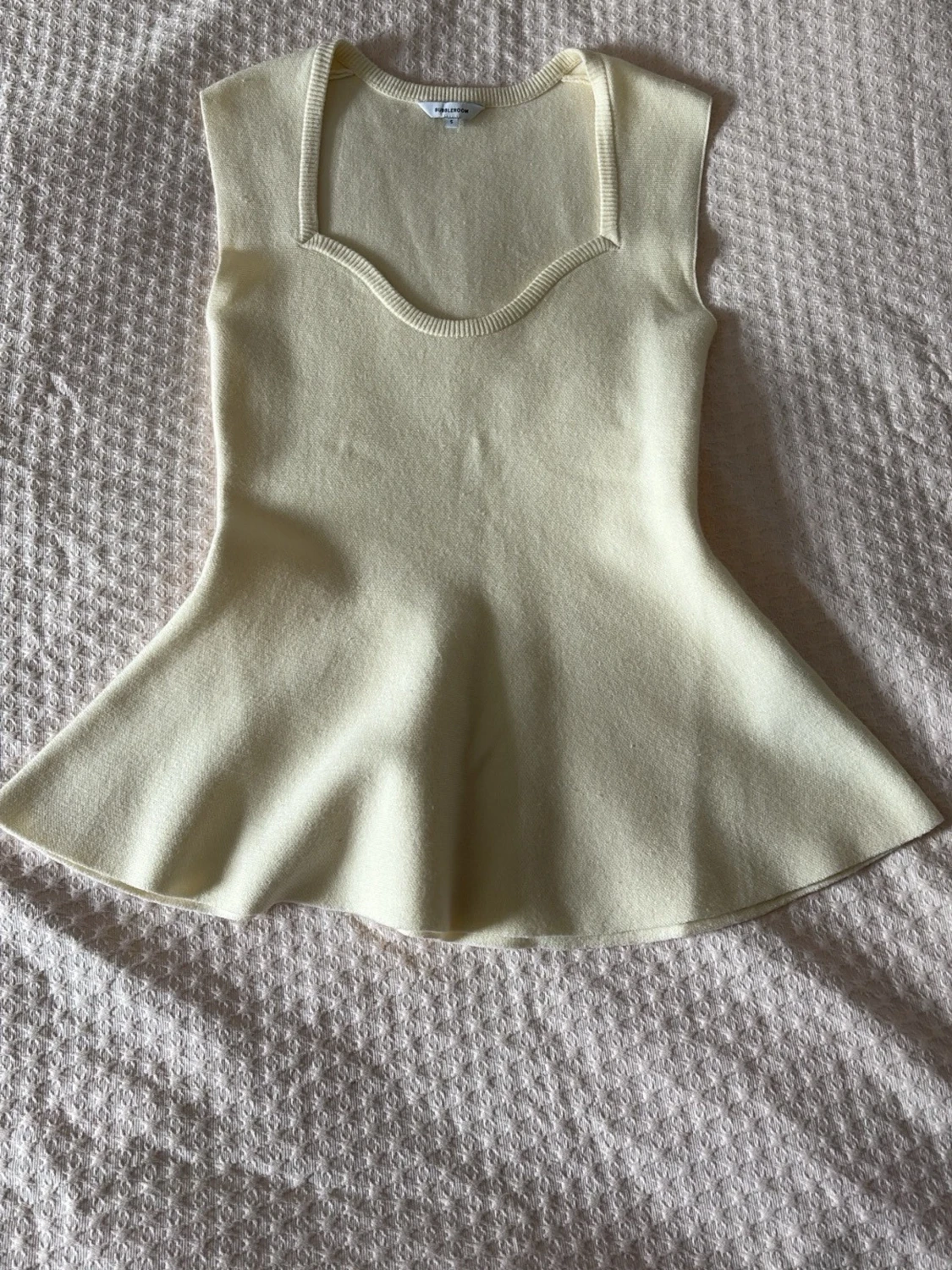Ljusgul stickad ärmlös topp