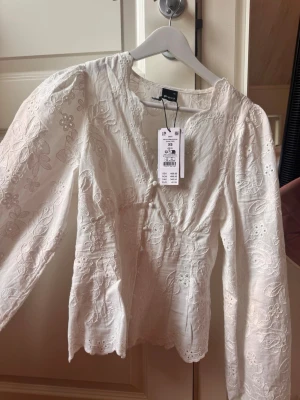 Vit blus - Aldrig använd blus med lapp kvar. Nypris 459. 