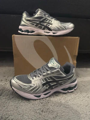 Asics gel kayano 14 - Säljer nu ett par helt nya asics gel kayano 14 i strl 43,5 och färgen Metropolis/jasper green. Perfekta sommarskon! Bara att skriva ett DM vid intresse:)