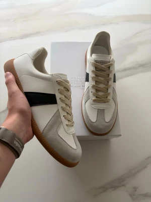 Maison Margiela Gats - Sällsynta oreo maison margiela gats i storlek 43. Helt nya allt og medföljer autentiserings bevis erbjuds vid förfrågan! Kom med prisförslag och frågor! 😊