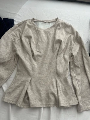 Peplum top  - Beige, långärmad, använd bara en gång. 