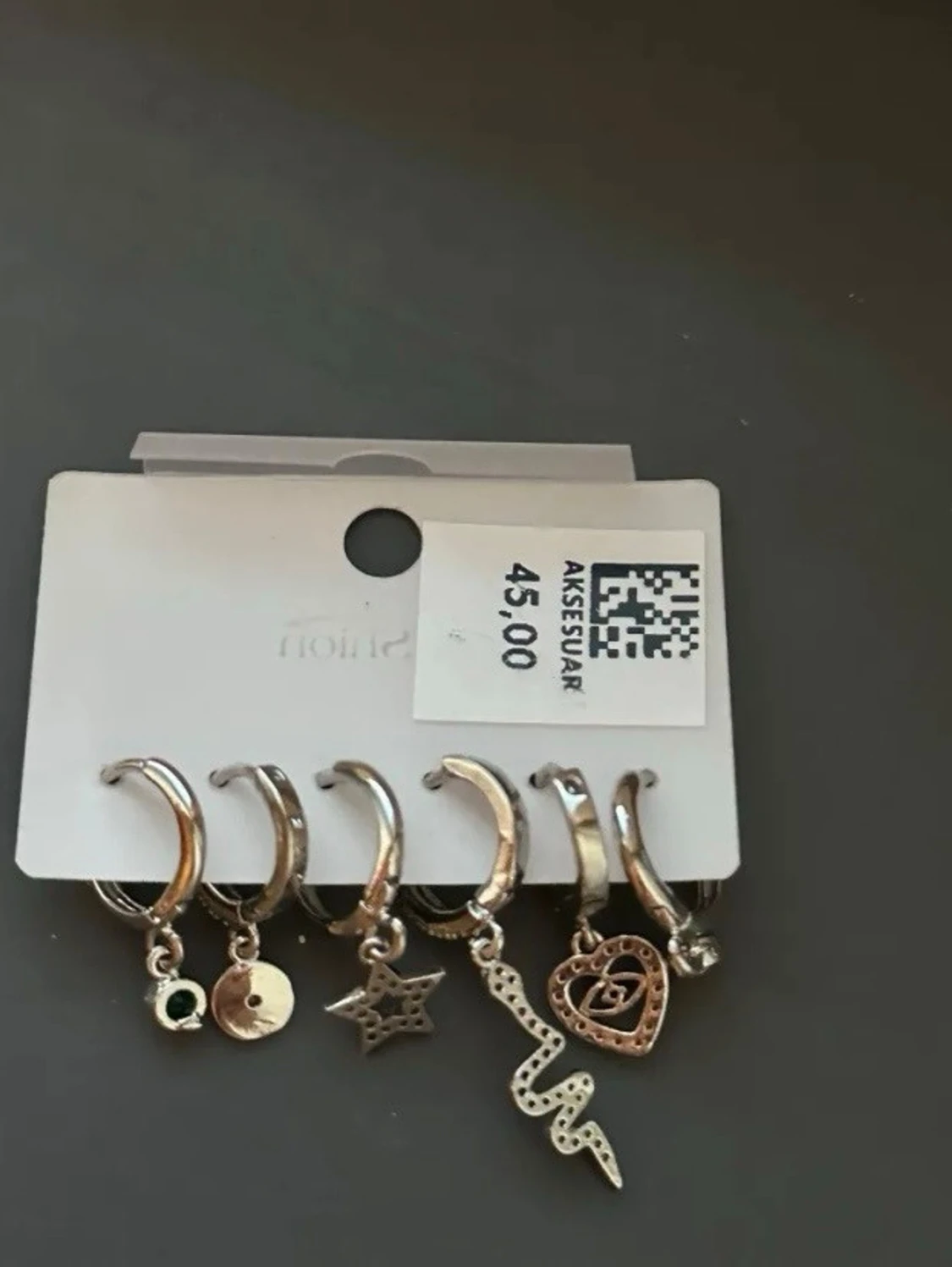 Set med sex silvriga örhängen - 1