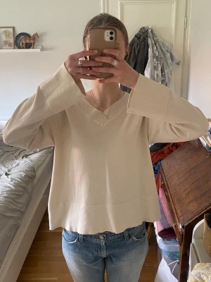 Ljud beige tröja från Kappahl - Ljus beige tröja från kappahl i storlek S, skriv vid frågor ☀️